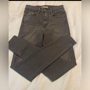 Levi’s women’s size 27 super skinny Jeans in black distressed.